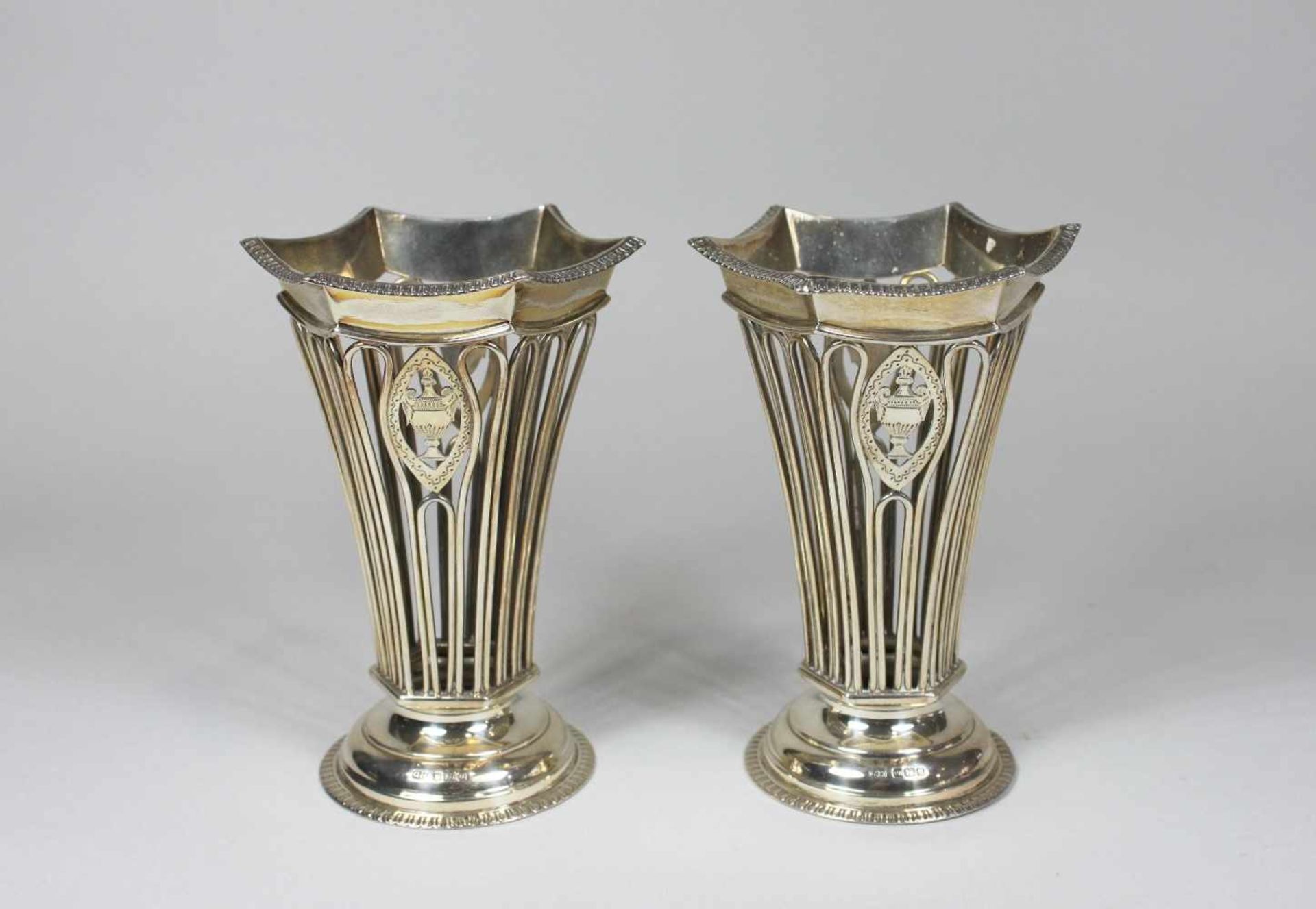 Paar Silbervasen, gepunzt, George Hape, Sheffield, 1/4 20.Jh., Glaseinsatzt fehlt, H. 13 cm, Gewicht