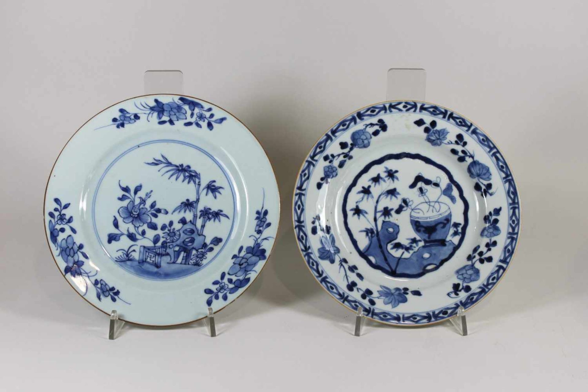 Paar Porzellanteller, China, jeweils Blaubemalung im Spiegel und an der Fahne, floraler Dekor. Eines