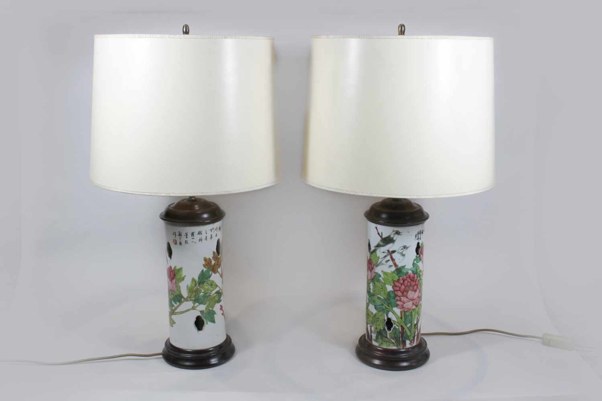 Paar Hutständer als Lampen, Porzellan, China, wohl Ende 19. Jh., floraler Dekor mit Amseln, in den