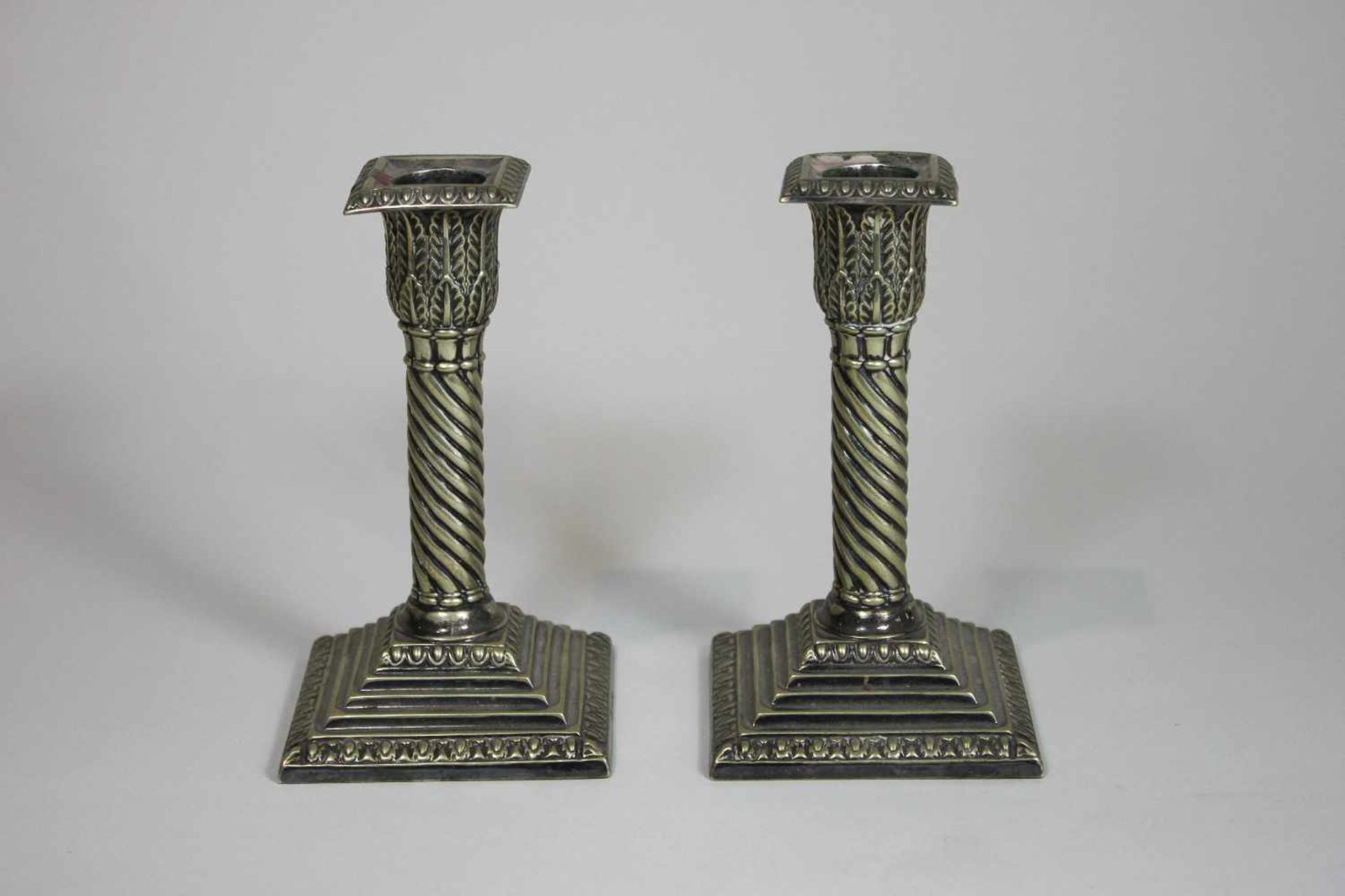 Zwei Silberleuchten, England, Fuß gefüllt, viereckiger Fuß mit Eierstab darauffolgenden