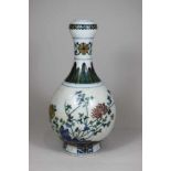 Vase, Porzellan, polychrome Unterglasur, wu cai, bauchige Vase mit schmalen Hals, florales Dekor,