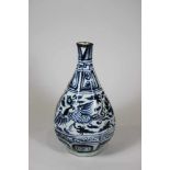 Vase, Porzellan, blaue Unterglasur, stilisierte Drachen, Blüten und Ranken, 19. Jh., beschädigt.