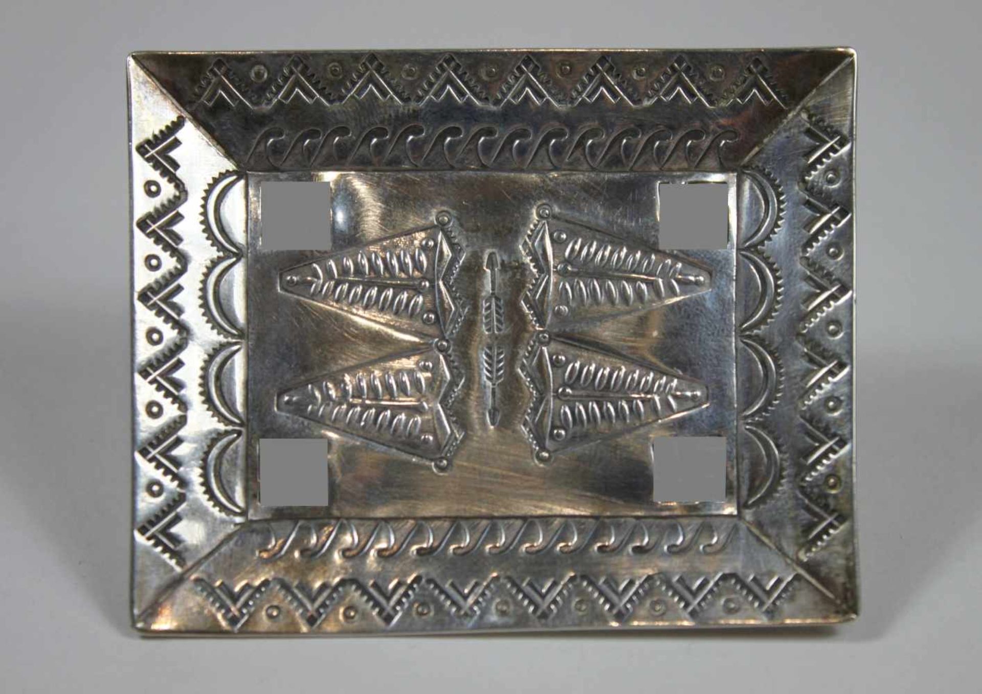 Silber Militaria, gekrümmte Platte mit vier Stäben Rückseitig, Vorderseitig mit Ornamenten