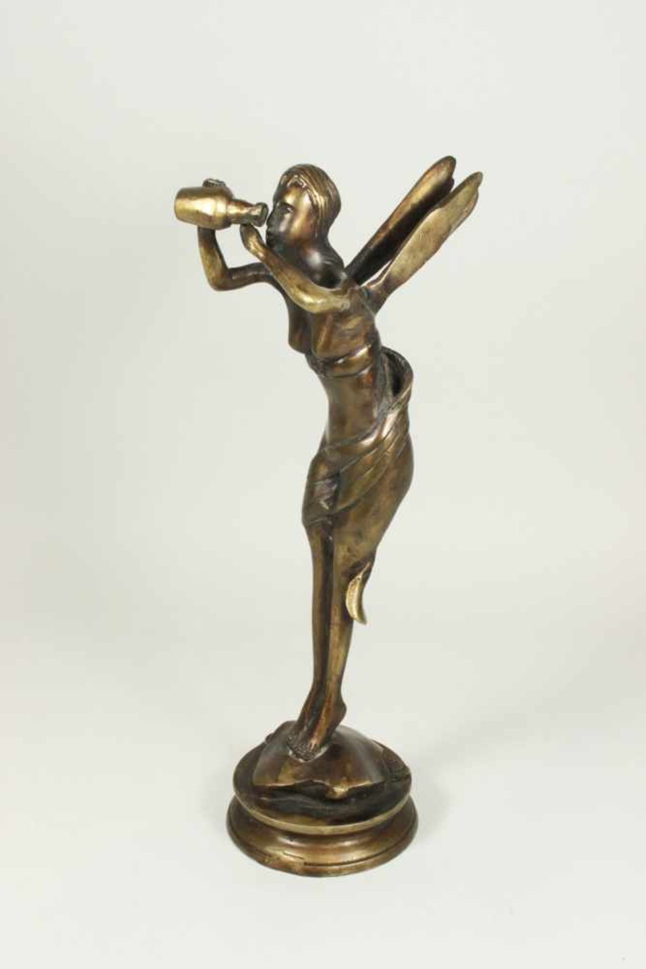 Fee, Bronze, weibliche Aktfigur mit Flügel und zum trinken angehobenem Gefäß, auf runder Plinthe,