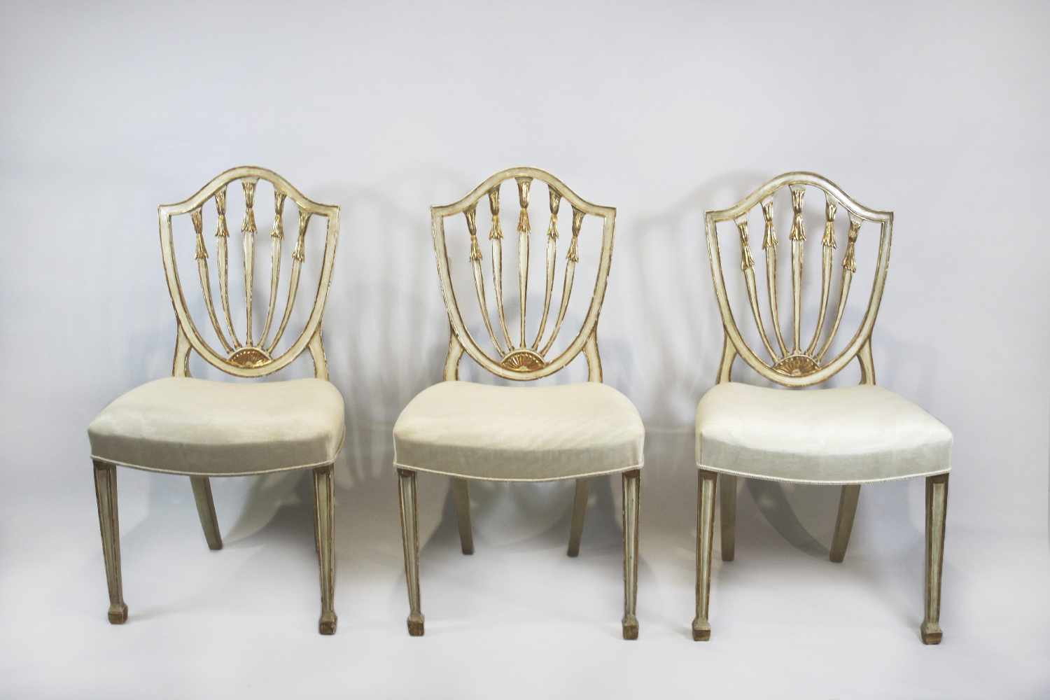 12 Hepplewhite Stühle, Anfang 20. Jh., orig. Fassung u. Verg., Maße: 96 x 52 x 42 cm, Sitzhöhe: 48