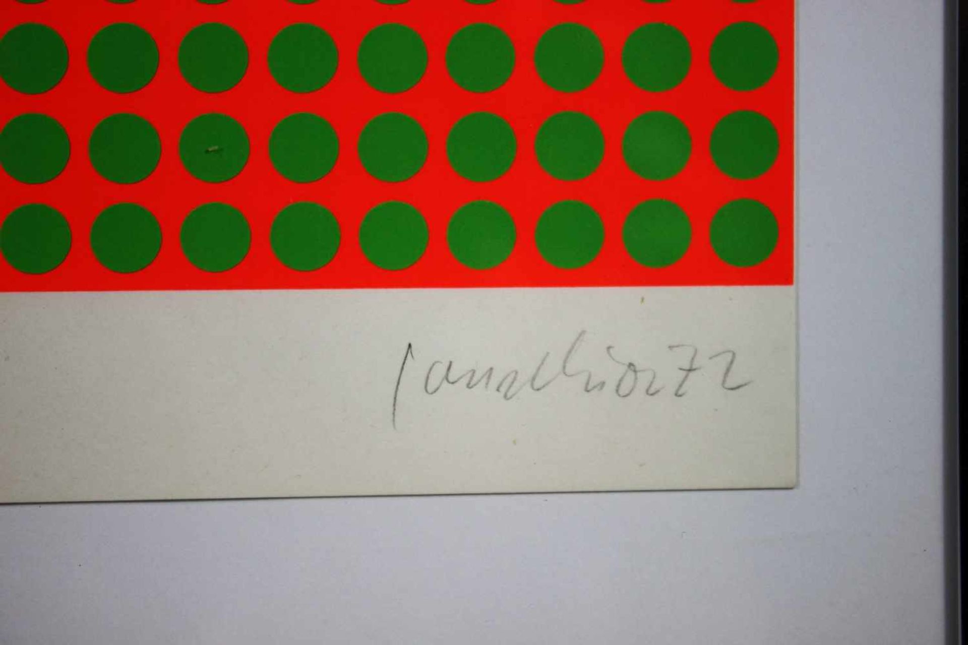 Grüne Punkte auf orangefarbenem hintergrund, abstrakte Grafik, 1972, unten rechts mit Bleistift - Image 2 of 2