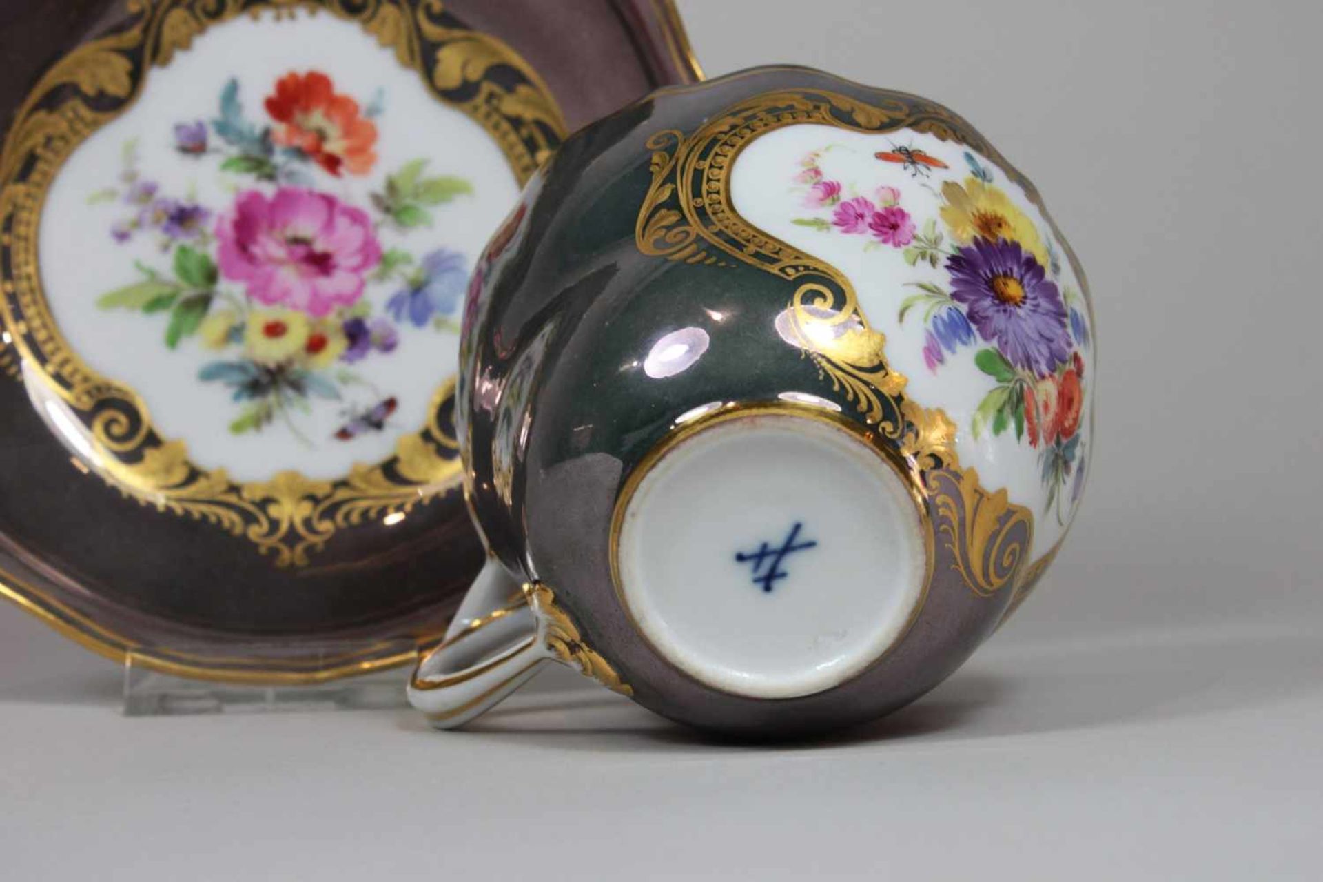 Mokka Tasse mit Untertasse aus Meissener Porzellan, 1. Wahl, Polychromer Blumen Dekor in Kartusche - Bild 2 aus 2