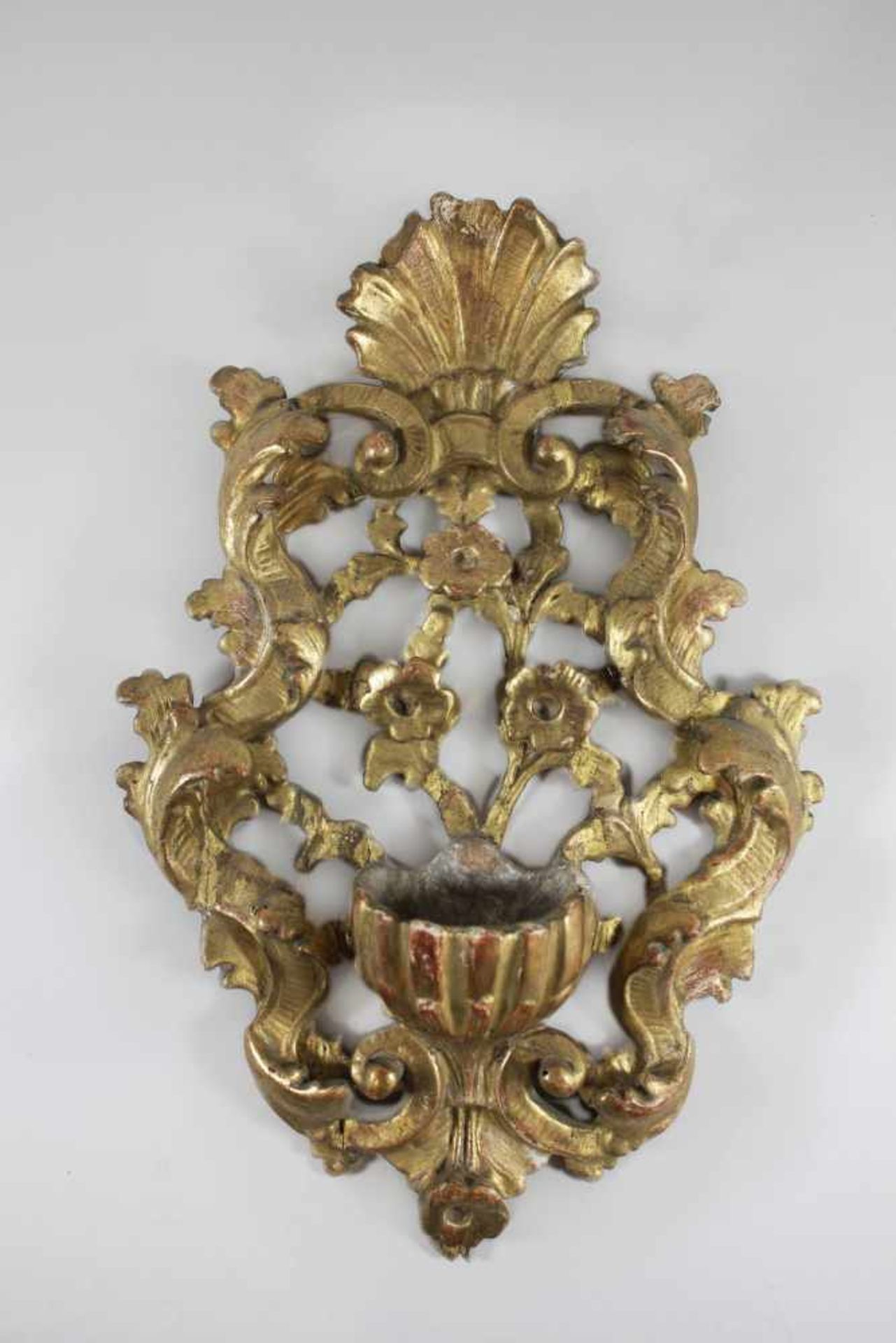 Weihwasserbehälter, Holz, Gold, kleine Weihwasserschale in Muscheloptik, umgeben von stilisierten
