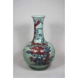 Vase, Porzellan, polychrom glasiert, 18. Jh., grüner Untergrund mit roten Drachen und blauen Wolken,