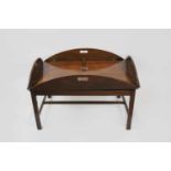 Butlers tray, Tabletttisch, England, 19. Jh., Mahagoni, Maße: 47,5 x 120 x 87 cm.