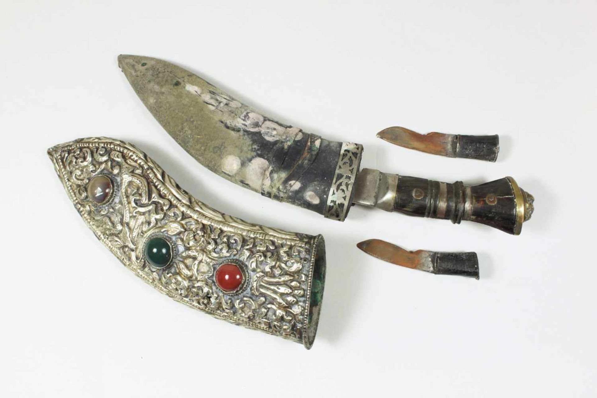 Khukuri Messer - Krummdolch mit 2 kleinen Zubehör-Messern, Indien / Nepal, Griff bestückt mit - Bild 3 aus 3