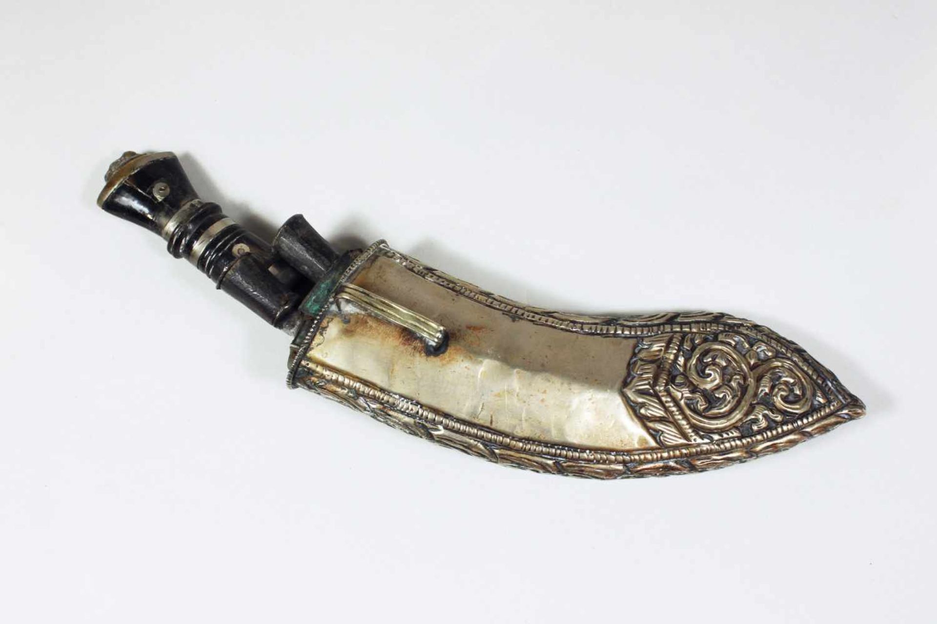 Khukuri Messer - Krummdolch mit 2 kleinen Zubehör-Messern, Indien / Nepal, Griff bestückt mit - Bild 2 aus 3