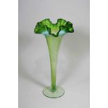 Jugendstil Vase, Österreich, trompetenförmiger Korpus, gekniffener, gewellt geformter