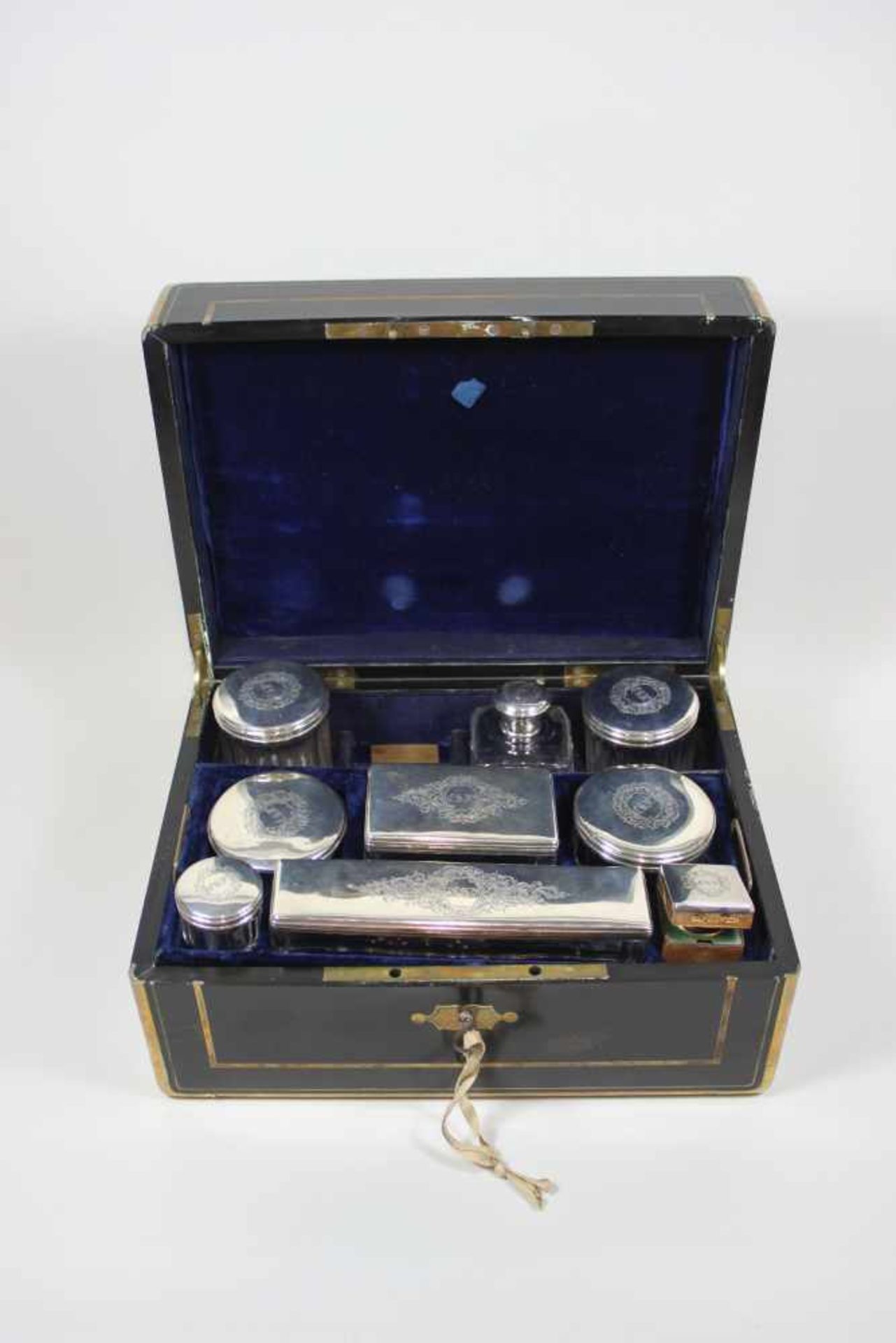 Reise Necessaire Dressing Case, Frankreich, 19. Jh., Holz mit Messingeinlagen und Schloß, innen