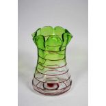 Kleine Glasvase, Österreich, klares, transparentes Glas mit grünem Verlauf, gewellt geformter