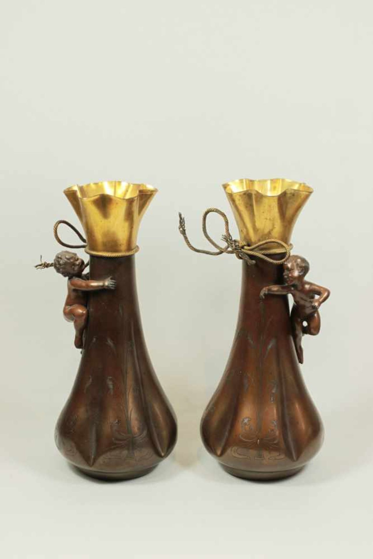 Paar Vasen mit Putti, Messing braun lackiert, nach unten goldronierter Körper, gewellte, goldfarbene