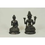 Paar Buddha Figuren, Bronze patiniert, Buddha mit drei Gesichtern und vier Armen, auf Sockel sitzend