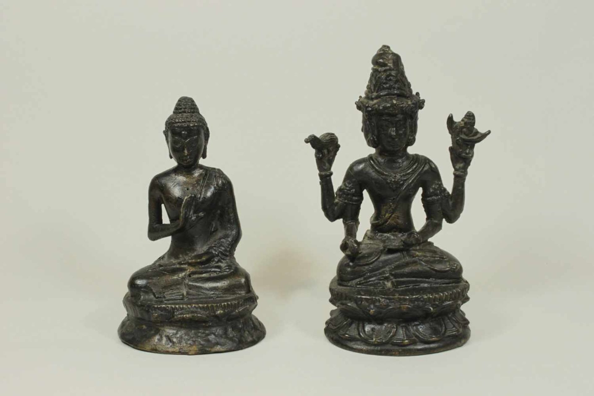 Paar Buddha Figuren, Bronze patiniert, Buddha mit drei Gesichtern und vier Armen, auf Sockel sitzend