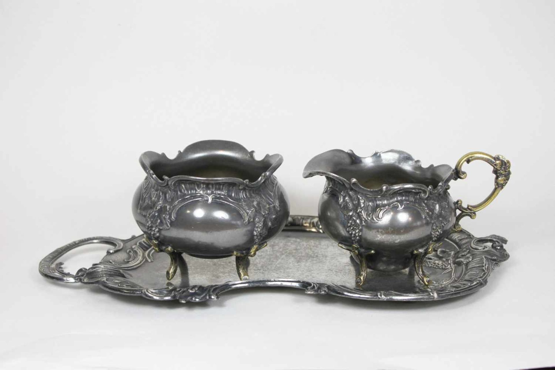 Kernstück im Jugendstil: Sahnegießer H.: 7 cm, Zuckerdose H.: 7,5 cm, Tablett 30 x 14,5 cm, WMF,