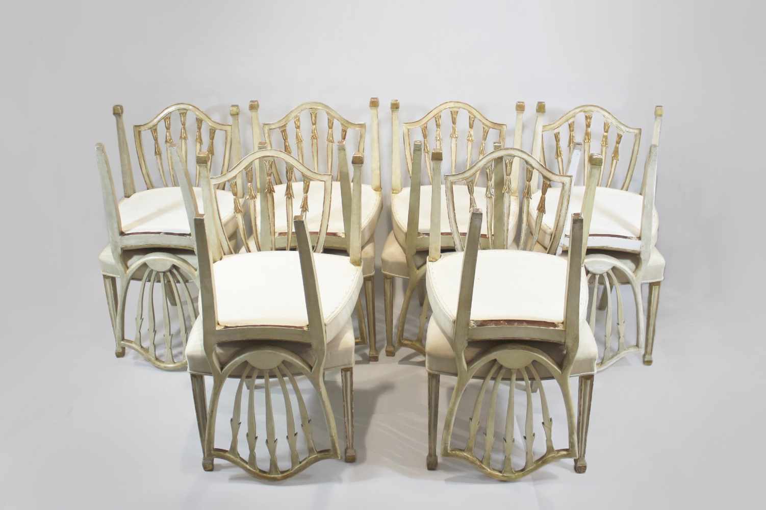 12 Hepplewhite Stühle, Anfang 20. Jh., orig. Fassung u. Verg., Maße: 96 x 52 x 42 cm, Sitzhöhe: 48 - Image 3 of 3