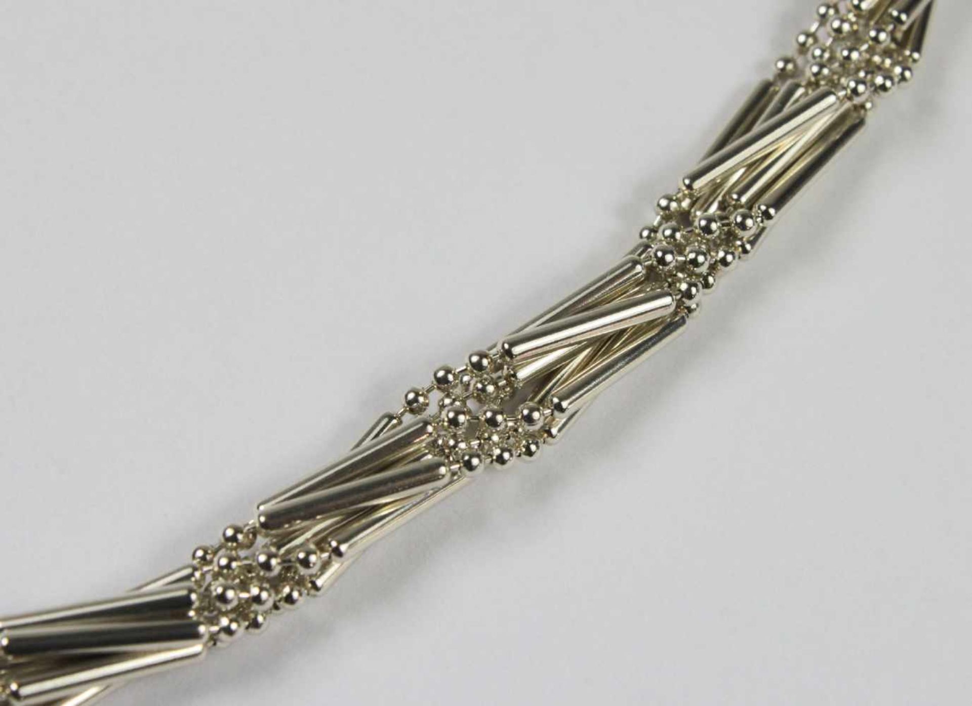 Ausgefallenes Armband, 925 Silber, 11,0 g. L: 19 cm, sieben Stränge aus abwechselnd Stäben und - Image 2 of 2