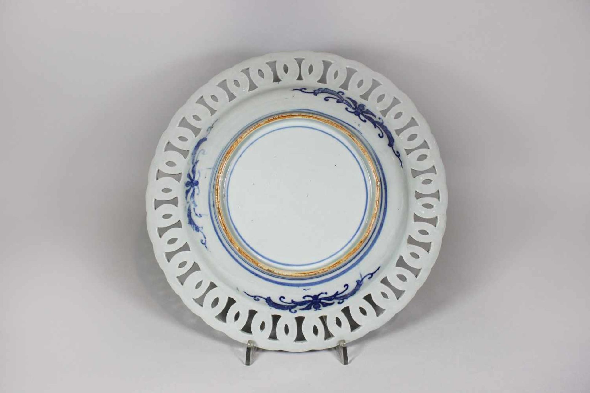 Durchbrochener Porzellanteller, China, blauer Dekor unter Glasur, im Spiegel ein Pfau in einer - Bild 2 aus 2