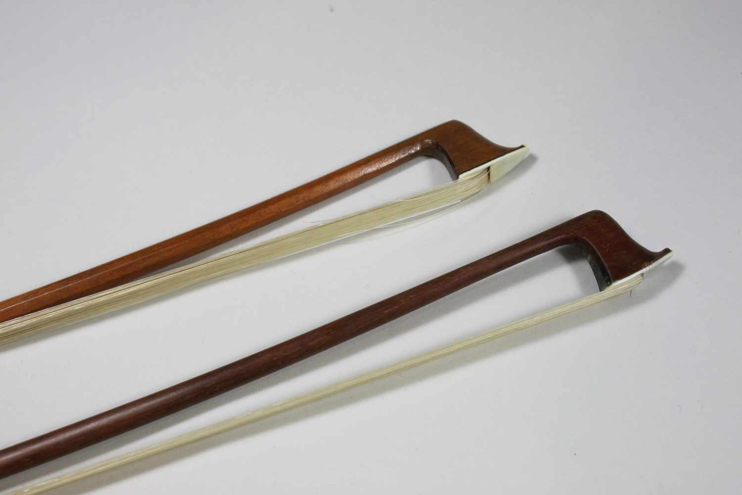 Geige und 2 Bögen im Koffer, Größe: 1/2, Bogen L.: 69 cm, 74 cm, Gebrauchsspuren. - Image 4 of 4
