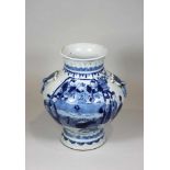 Porzellanvase, China, wohl Jiaqing Periode (1796-1820), blaue Bemalung unter Glasur - höfische