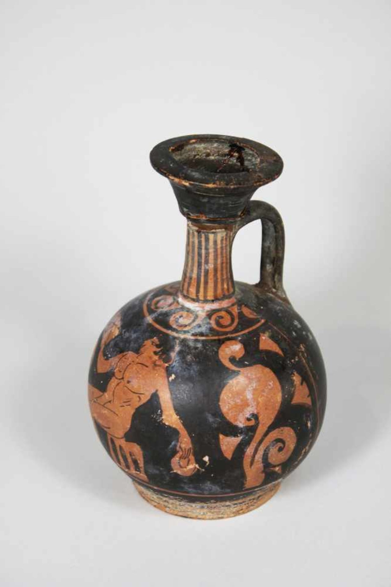 Etruskisches Ölgefäß - Aryballos, Ende 5. Jh. v. Chr., pseudo-rotfiguriger Dekor. H.: 13 cm, B.: ca.