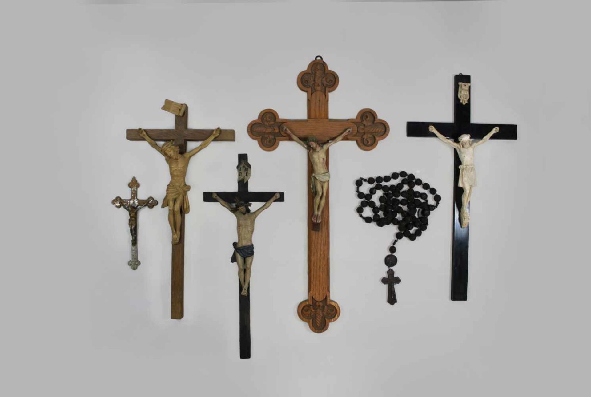 Rosenkranz + 5 Kruzifixe, vier Kruzifixe aus Holz, teilweise polychrom gefasst, eins davon als