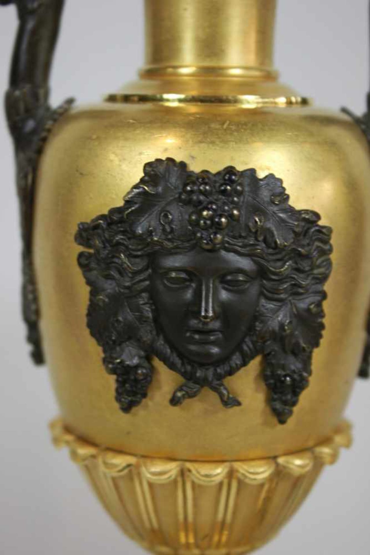 Paar Bronze Amphoren Vasen vergoldet, Frankreich, Directoire (1795-1799), bauchiger Körper mit - Bild 2 aus 3