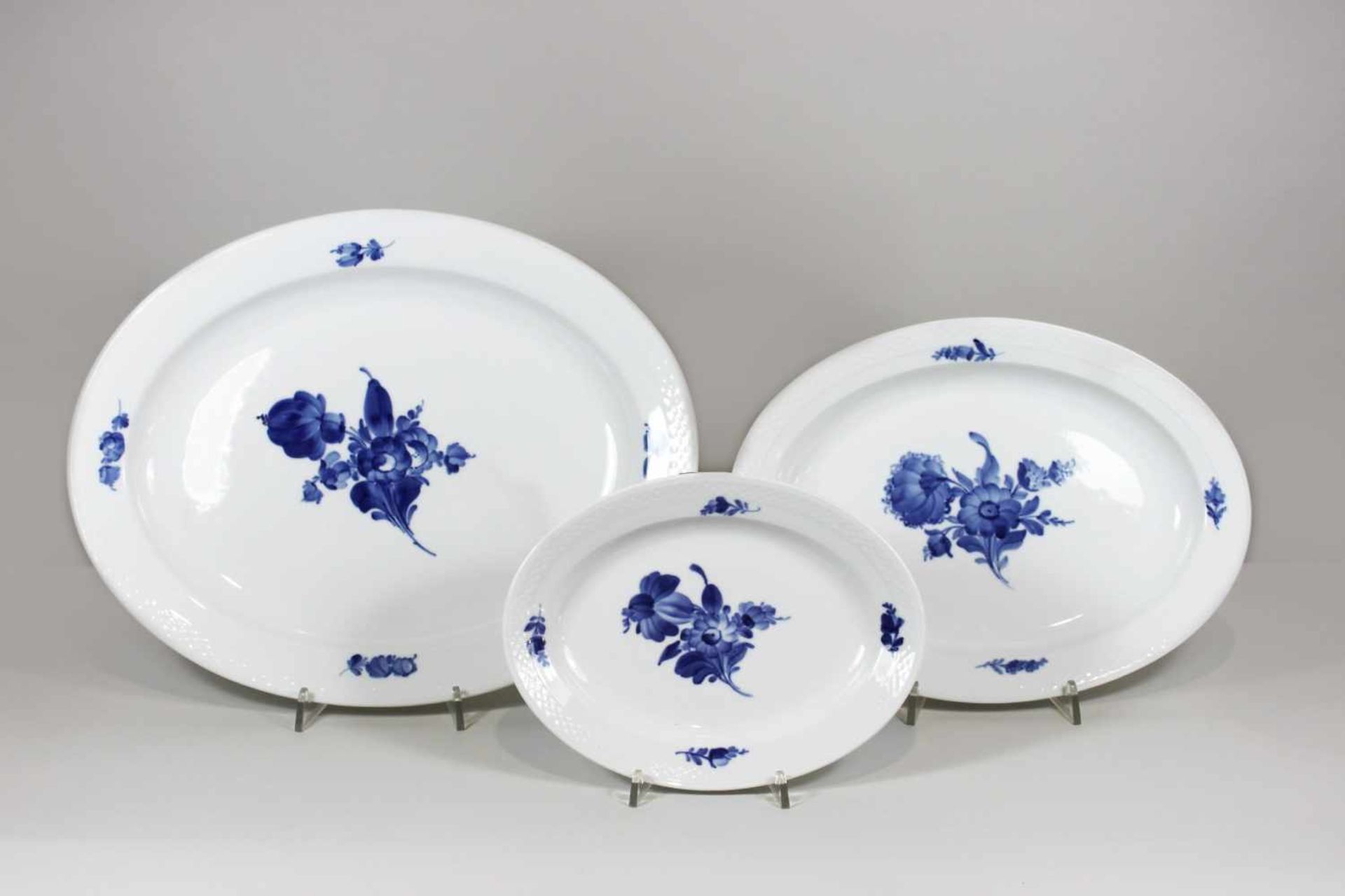 3 Platten Blaue Blume, Royal Copenhagen, 1. Wahl, Ovalplatten, Modellnr.: 10-8015, Maße: 25 x 19 cm,