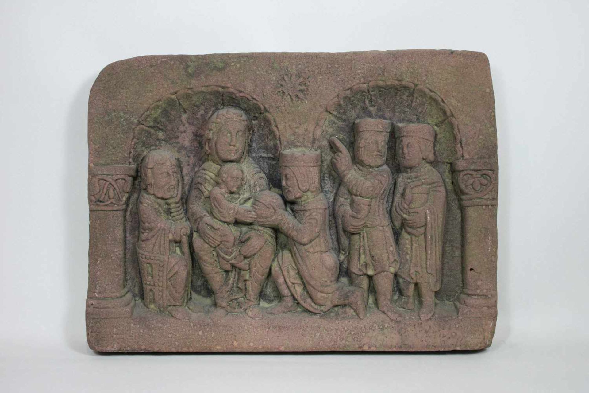 Sandsteinrelief, Maria mit Kind in einer Nische, 20 Jh., Maße: 66 x 28 cm.