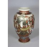 Satsuma Vase, Japan, runder leicht abgesetzter Standfuß, balusterförmiger Korpus, verziert mit