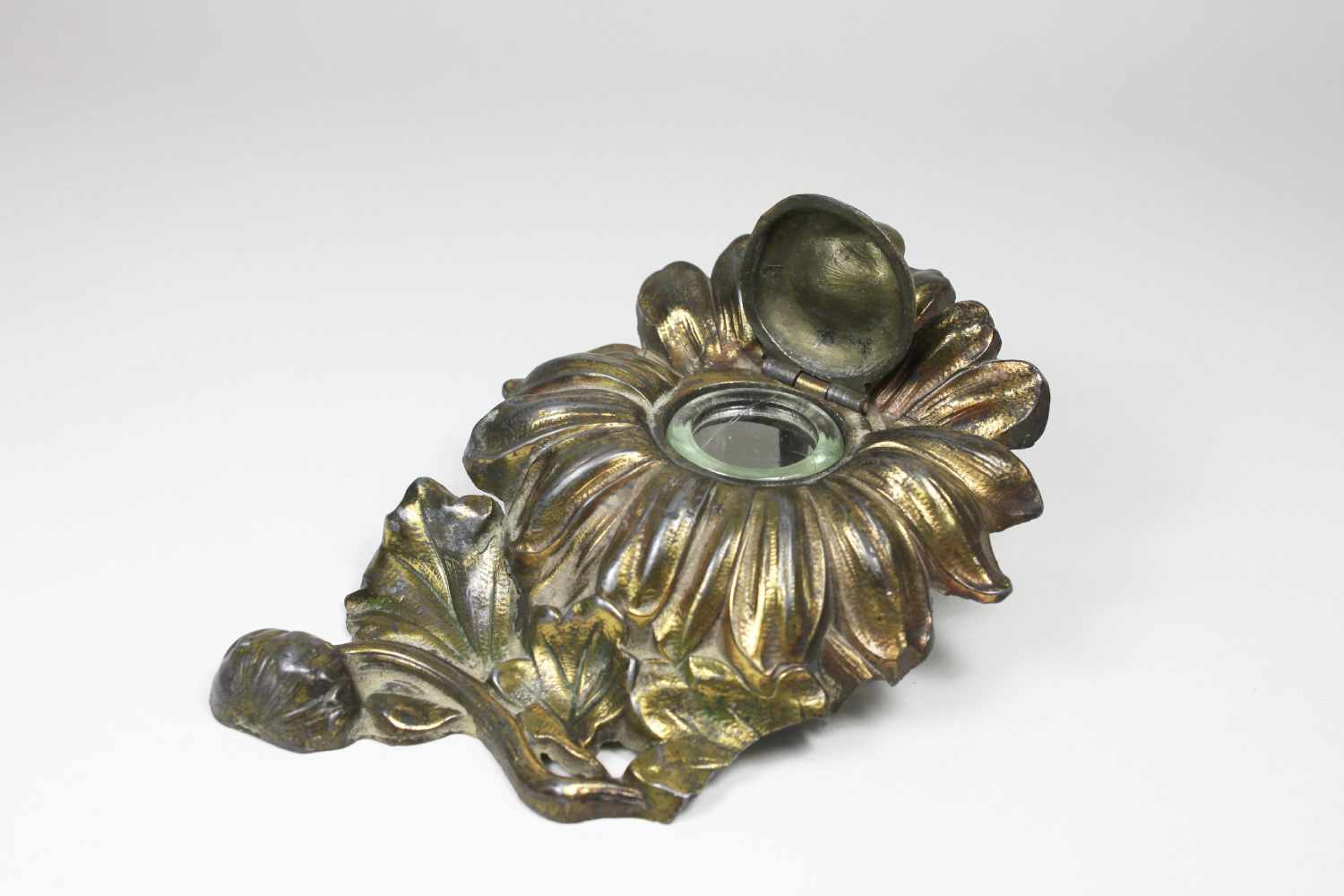 Tintenfässchen in Blumenhalter, Jugendstil, Glasfässchen, Zinnblume mit Marienkäfer gold gefasst. - Image 2 of 2