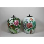 Paar Deckelvasen, China, Porzellan, polychrome Bemalung in den Farben der Familie Rose. Eine Vase