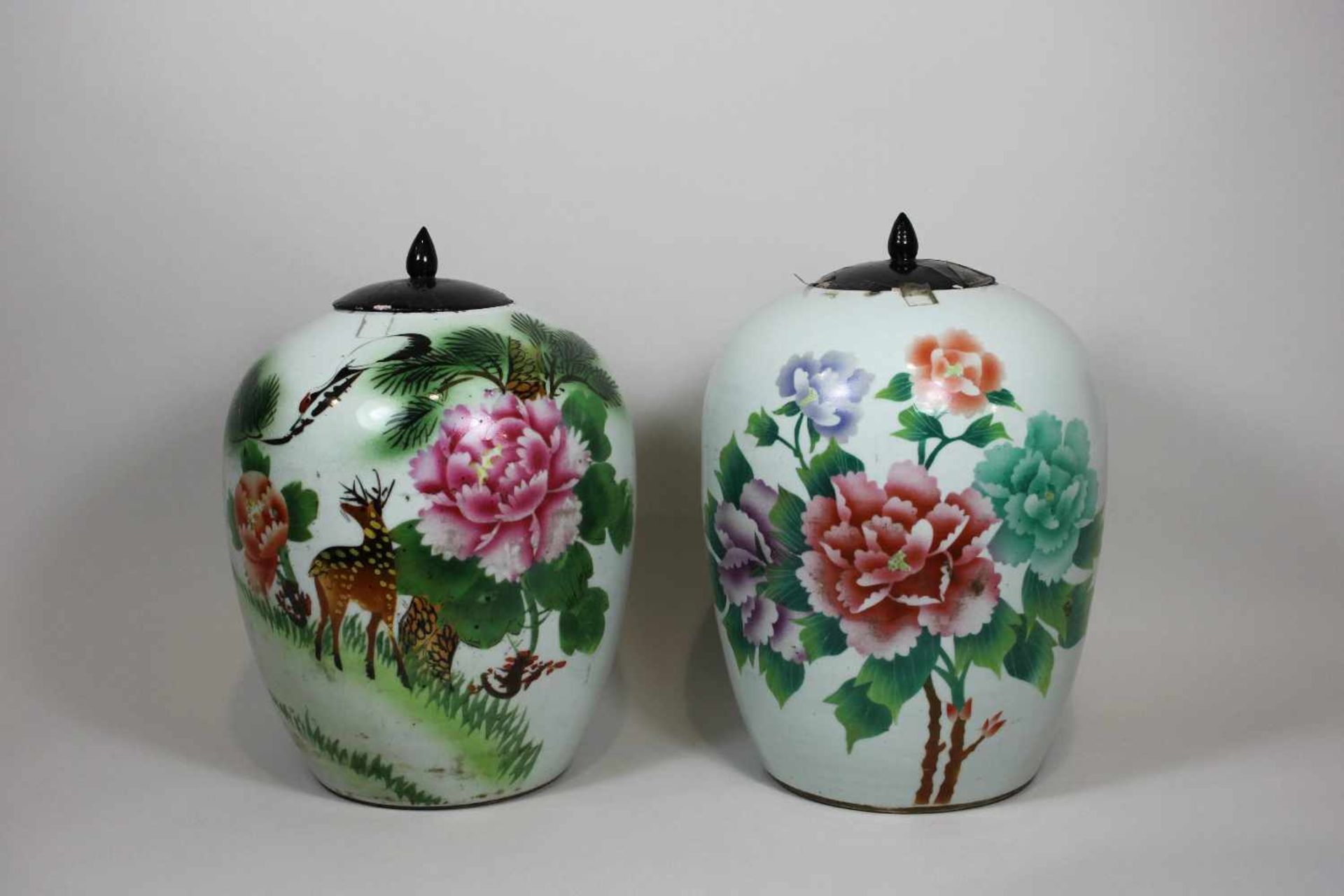 Paar Deckelvasen, China, Porzellan, polychrome Bemalung in den Farben der Familie Rose. Eine Vase