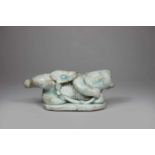 Porzellan Figur, glasiert, hellblau, liegendes Baby mit Blume, Krakeleen, Teil abgebrochen, L: 8