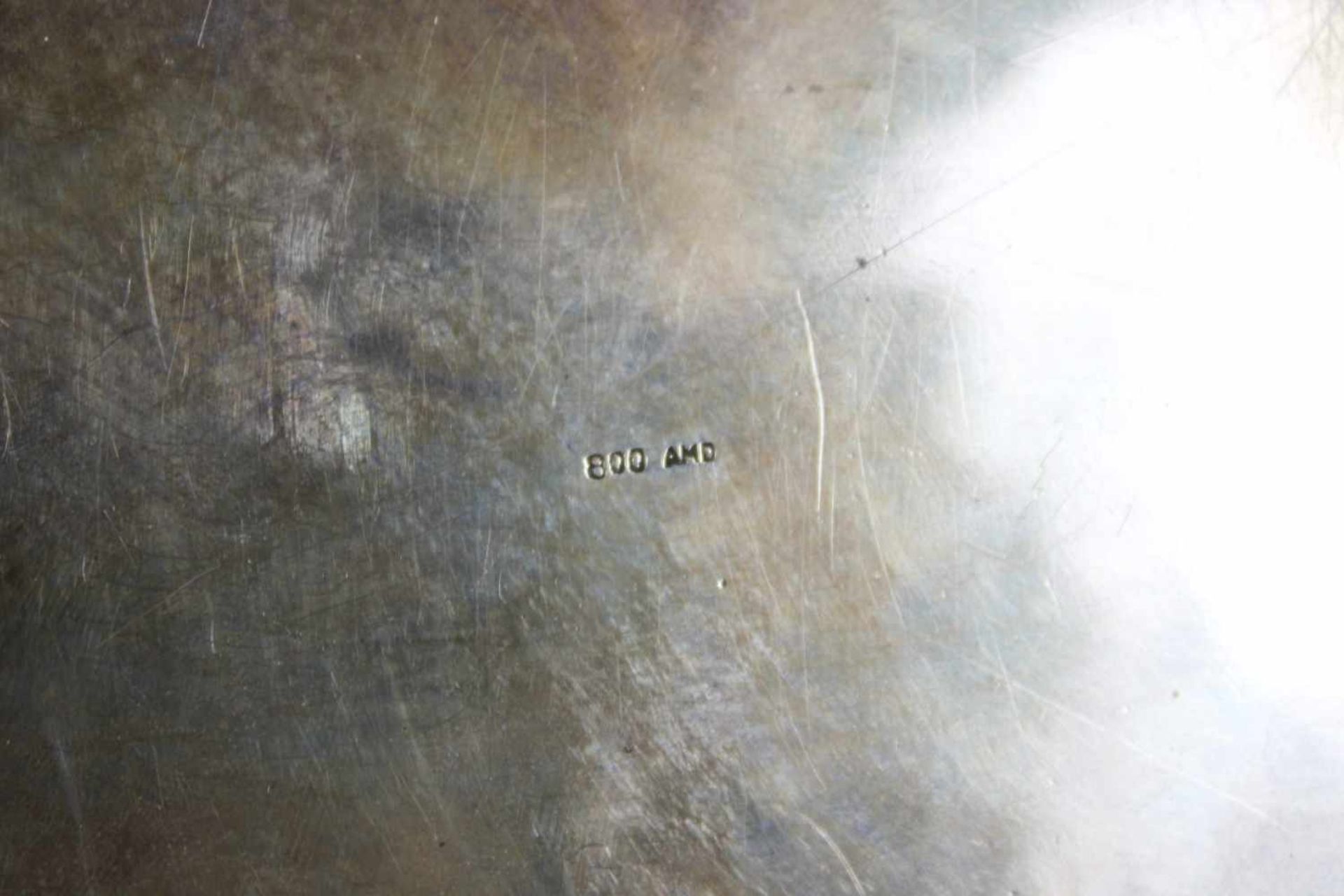 Kernstück im Rocaillestil: Sahnegießer, H.: 7 cm, Zuckerdose, H.: 8 cm, Tablett, Maße: 20 x 12,5 cm, - Image 3 of 3