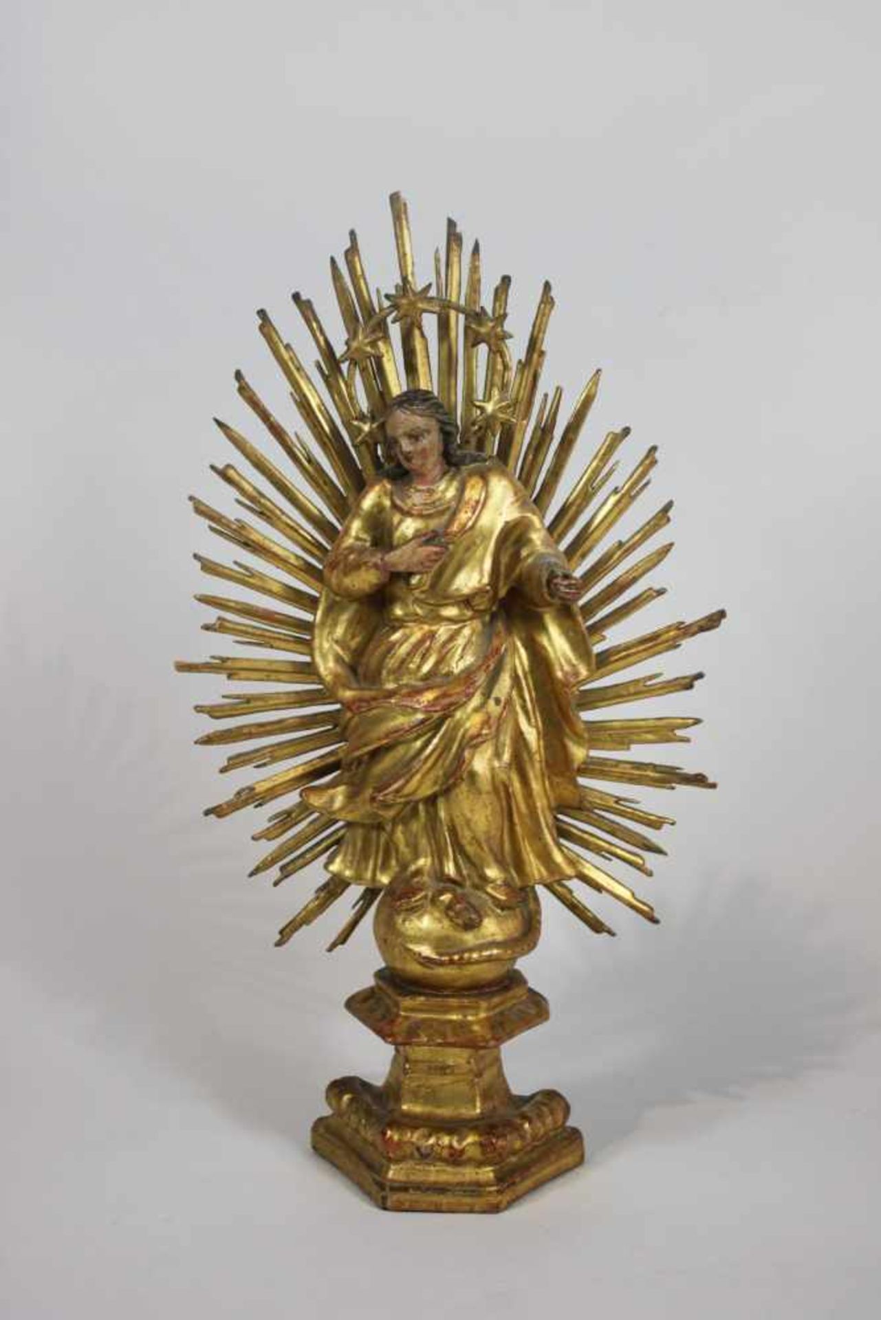 Maria Immaculata, Strahlenkranzmadonna, Holz vergoldet, stehend auf Erdball mit Schlange und