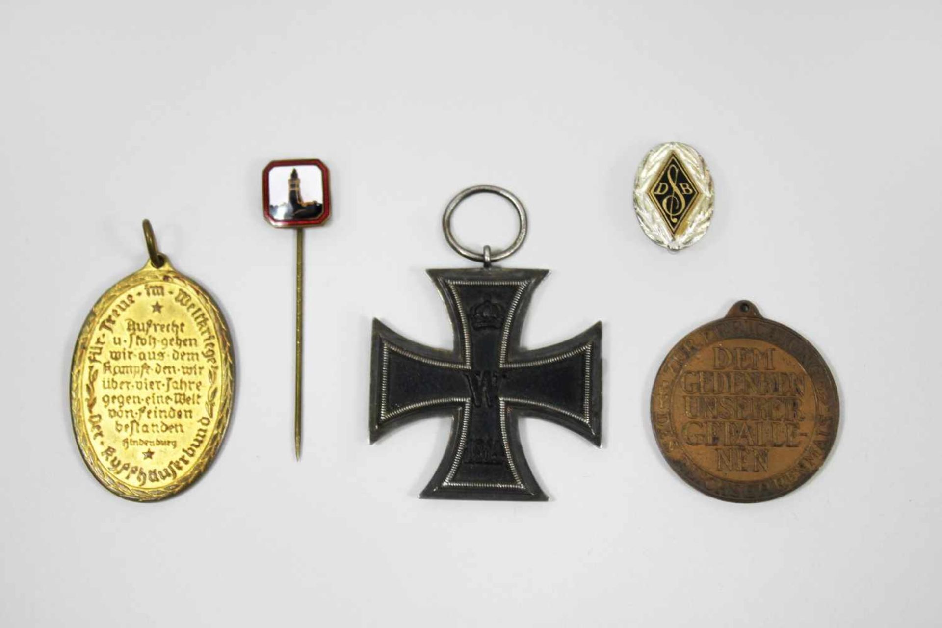 Konvolut aus 3 Medaillen und 2 Anstecker: 1. Eisernes Kreuz 1813/1914, 2. Klasse, der Kern mit - Bild 2 aus 2