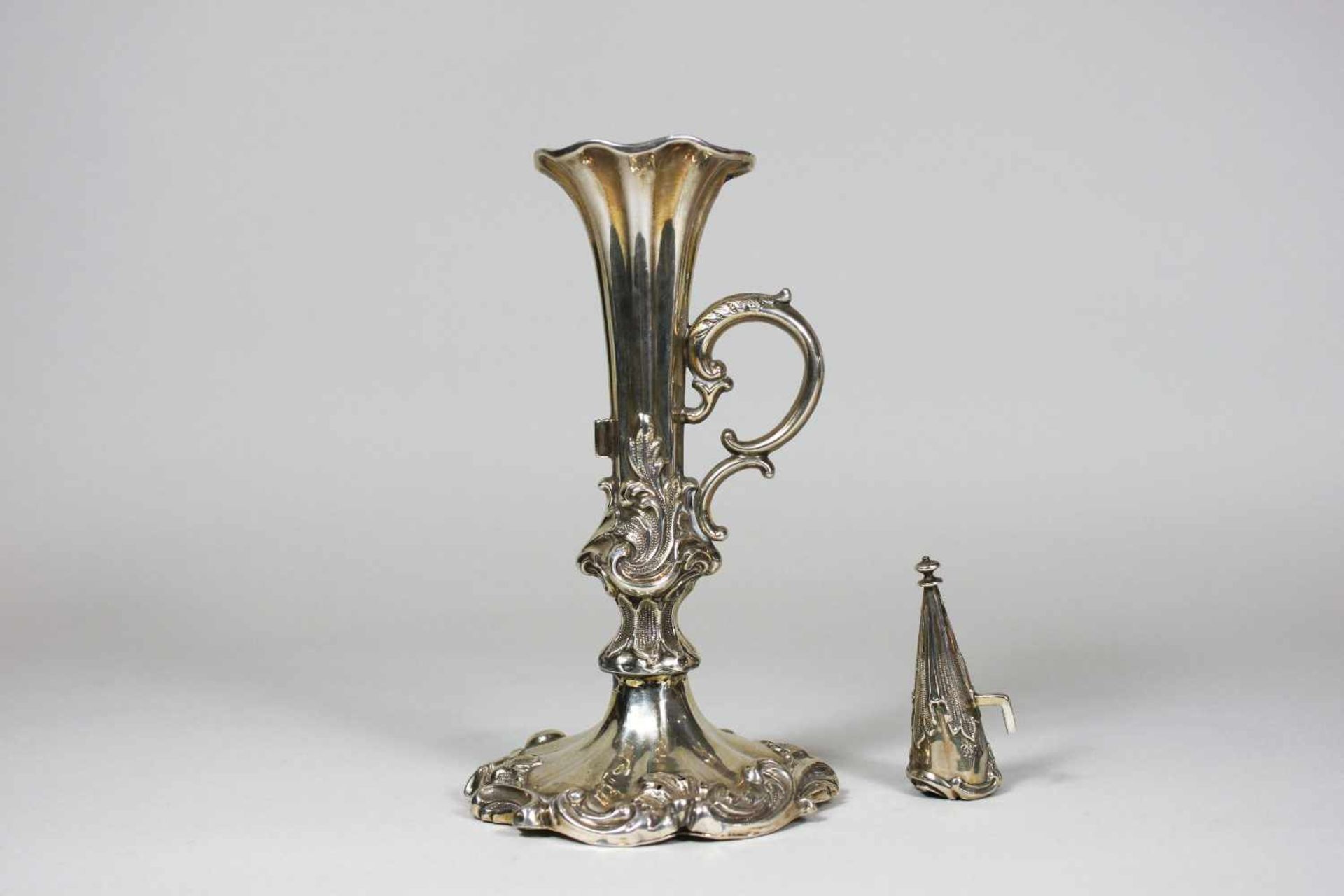 Kerzenleuchter mit Löscher, Silber, gepunzt, Henry Wilkinson & Co, Sheffield, wohl Mitte 19. Jh., - Image 2 of 3