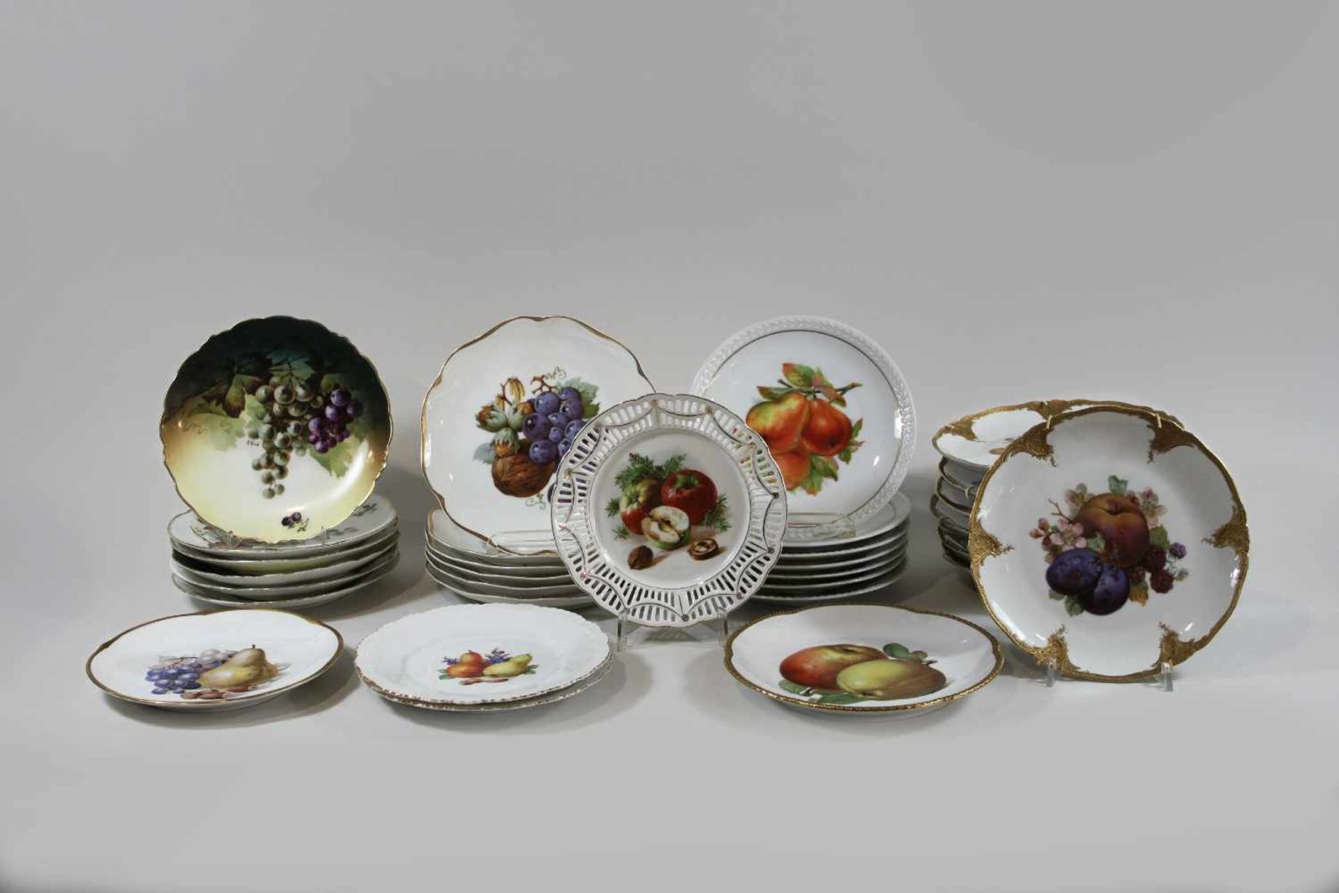 Konvolut aus 31 Tellern, Porzellan, Fruchtdekor, teilweise mit Goldrand, 6x Fürstenberg Teller mit