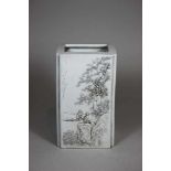 Kleine, rechteckige Vase mit feinem Reliefdekor, weißes Porzellan, China, getöpfert von Wang Bing