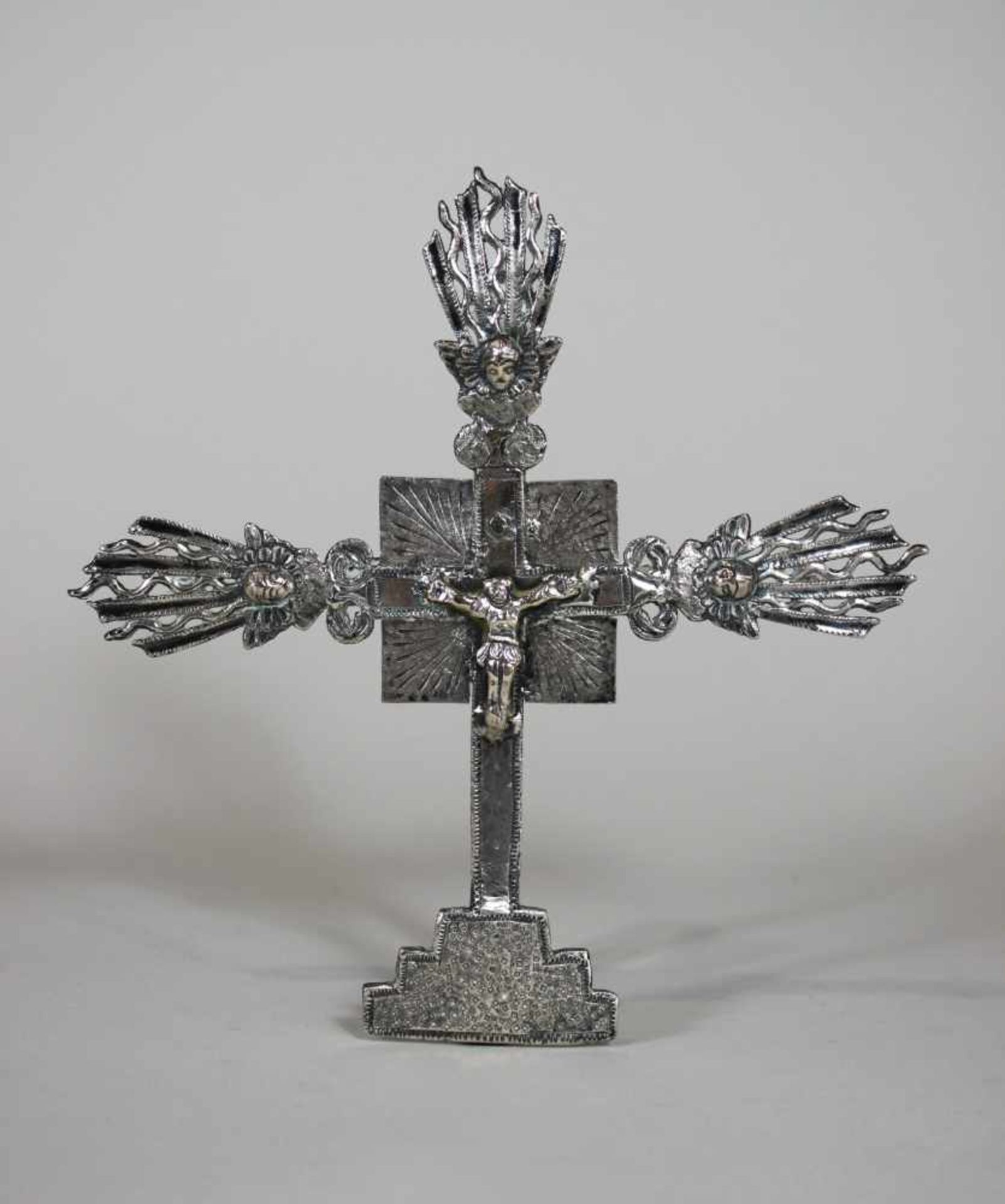 Kruzifix mit Griff, Silber, Viernageltypus, auf einem gestuften Sockel, Jesus wurde rechteckig