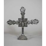 Kruzifix mit Griff, Silber, Viernageltypus, auf einem gestuften Sockel, Jesus wurde rechteckig