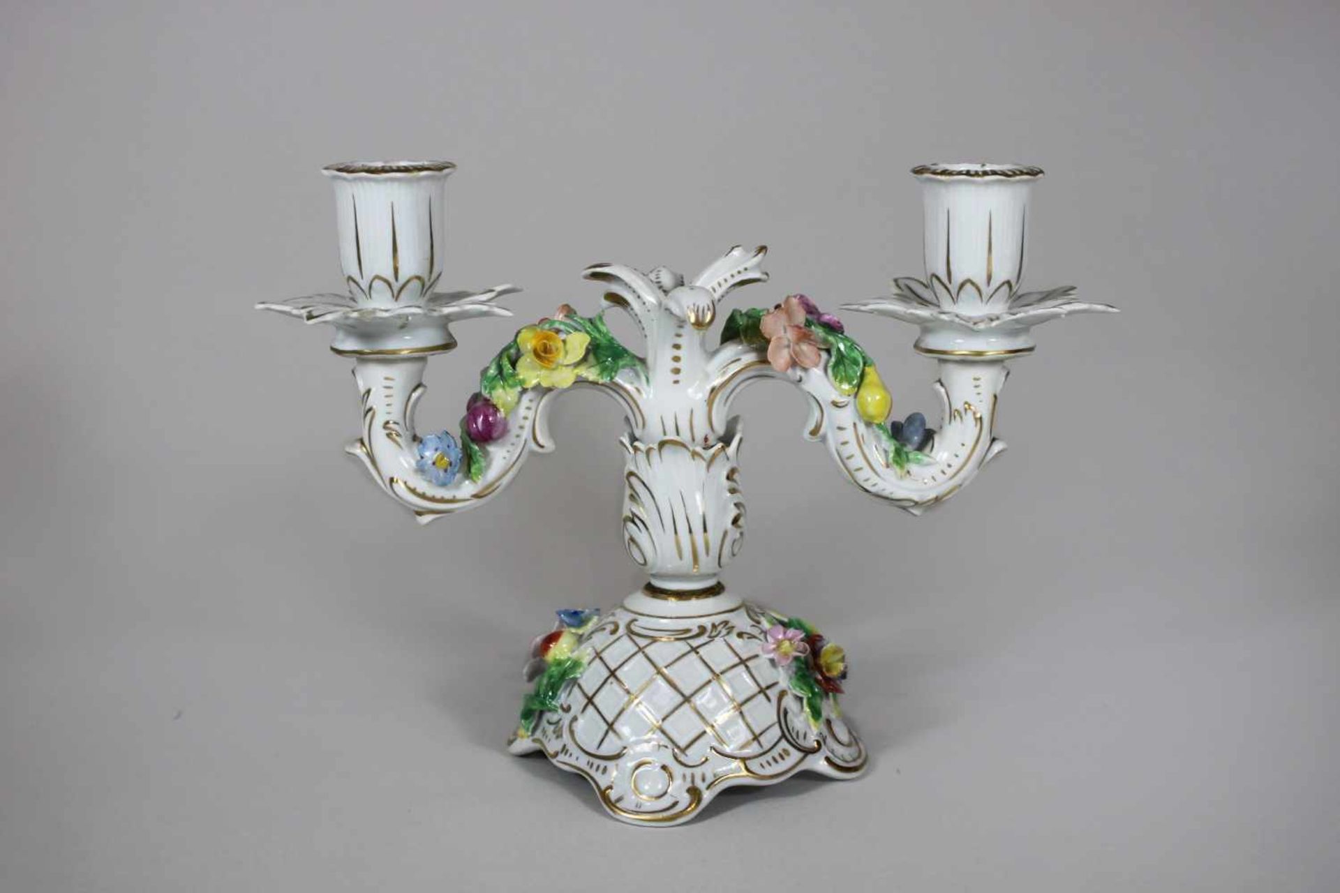Zweiflammiger Porzellanleuchter, Sächsische Porzellan-Manufaktur Dresden, Weißporzellan mit