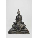 Meditierender Buddha, Bronze-Statue, Thailand, stufiger Sockel, Reste der goldenen Fassung,