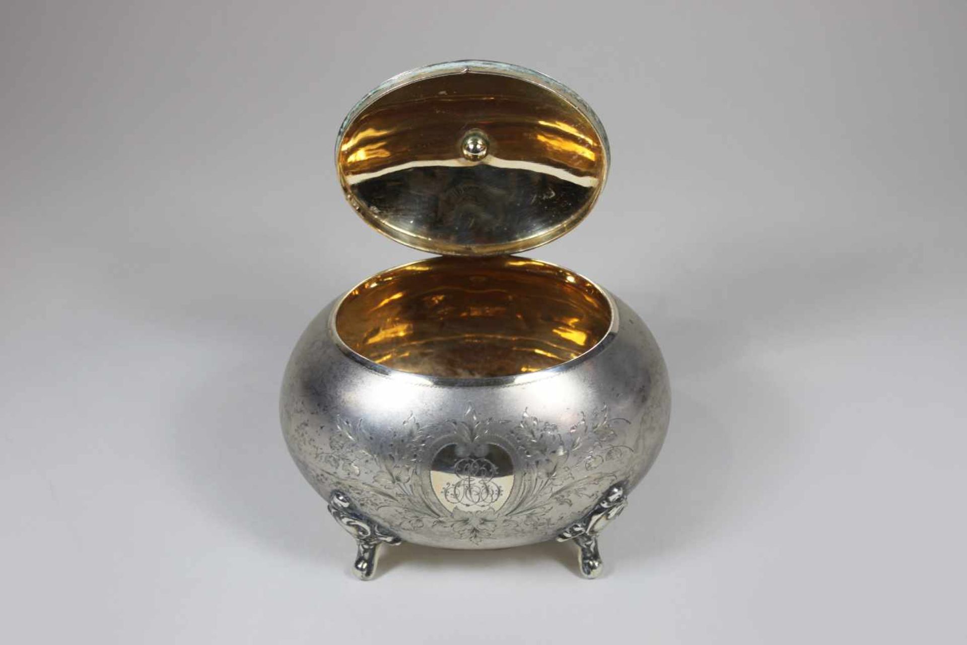 Silberdose mit Deckel, Deutschland 19. Jh., ovaler, bauchiger Körper aus mattem und glattem - Image 2 of 3