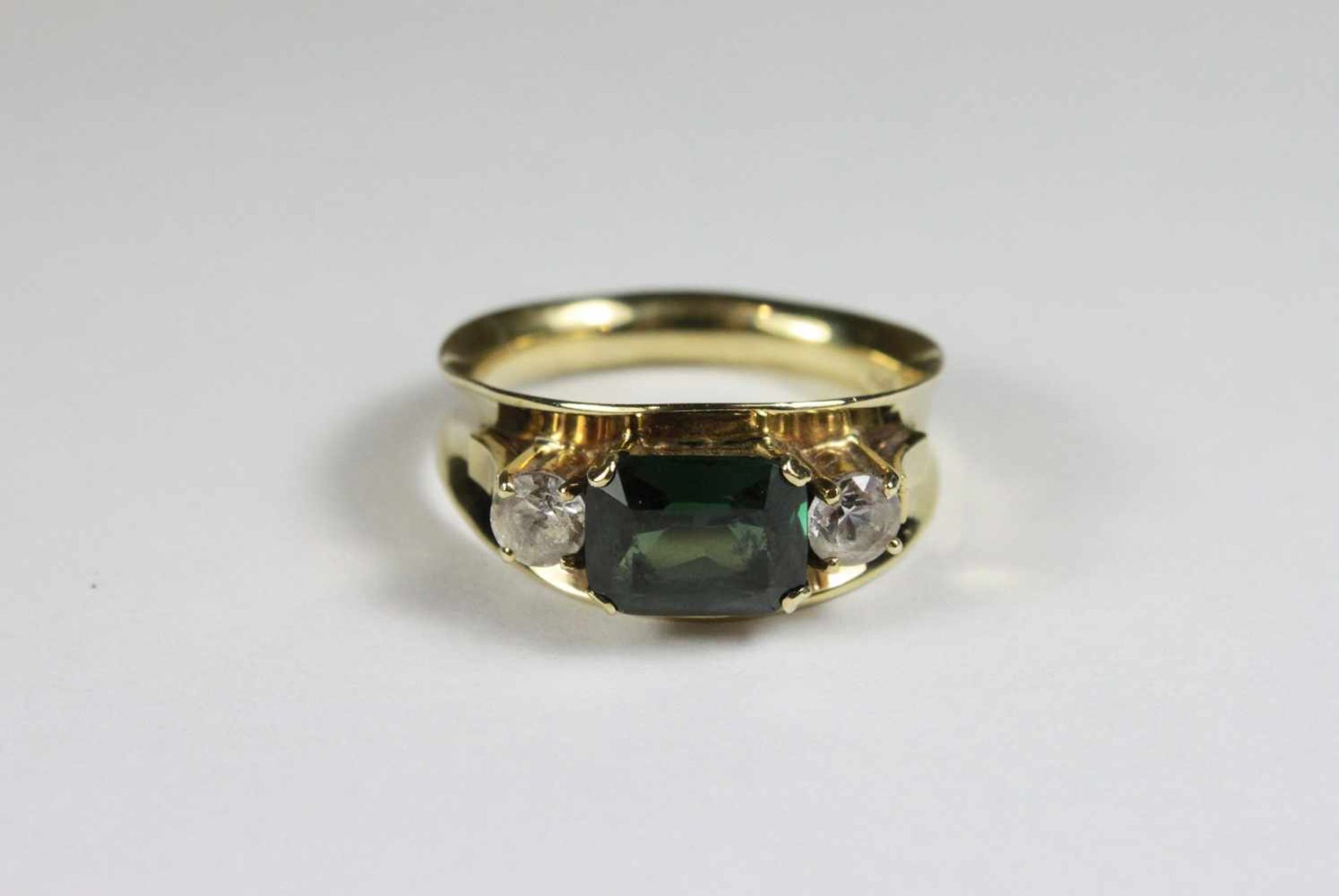 Ring, 333 Gold punziert, konkav, grüner Schmuckstein und zwei weißen, 4,7 g, Innendurchmesser: 21